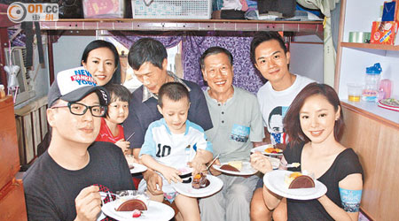 胡諾言和譚凱琪到深水埗的劏房家庭作探訪。