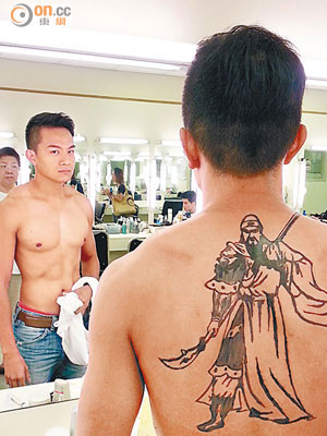 胡諾言於新節目中要畫上關公紋身扮蠱惑仔。