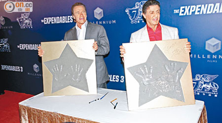 阿諾（左）和史泰龍在兩大「巨星」上打手印。
