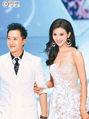 林志玲一身低胸晚裝與穿白色西裝的韓庚，一齊行catwalk。