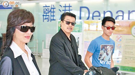 黃愷傑赴新加坡拍電影，趙雅芝和黃錦燊都有到機場送行。（資料圖片）