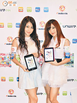 成員金慧君（左）和陳芷敏昨日宣傳電子版寫真。