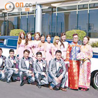 一對新人與14名兄弟姊妹團於婚車前合照。