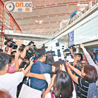 柯震東家人在北京機場出現，場面混亂。