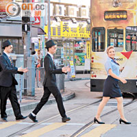 衞蘭與一班dancers在跑馬地電車站拍攝，不停要過馬路。