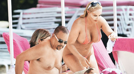 Ice-T與Coco到巴巴多斯享受陽光與海灘。（Splash News/東方IC圖片）