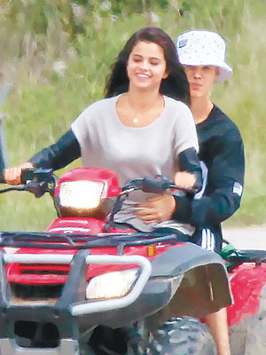Justin與女友Selena駕越野四驅車，享受浪漫假期。（Splash News／東方IC圖片）