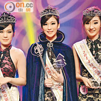 新西蘭華裔小姐冠軍金詩迪（中）、亞軍梁瑞心（左）與季軍洪謙合照。