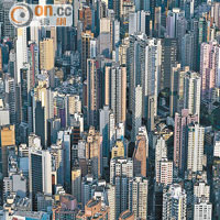 密麻麻的高樓大廈最能代表繁華的香港。