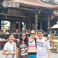 陳奐仁（右起）、林夏薇、米雪一齊到寺廟觀光參拜。