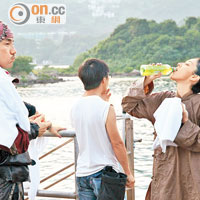 洪永城與陳凱琳毫不避忌飲同一支水，完全不擔心傳緋聞。
