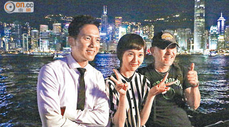 鍾漢良（左）與唐嫣到港拍外景，劇中唐嫣依偎在鍾漢良的肩上。