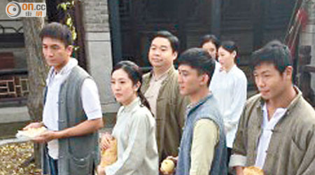馬明（左）與唐詩詠等在上海拍攝《梟雄》。