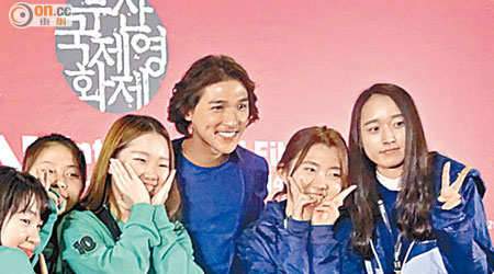 黃又南（右三）在韓國大受女粉絲歡迎。