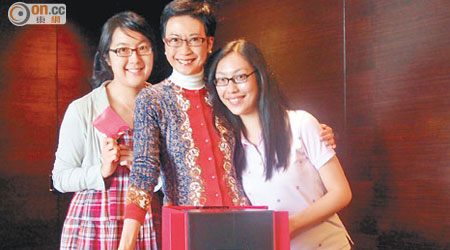 阿刨獲李沛妍（左）及鄭雅琪送上蛋糕賀壽，並宣布將在12月加開十場折子戲。