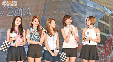 Heidi（右起）、Aka、Cheronna、Jessica與Yanny齊以短裙仔上陣。