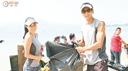 Jocelyn與老公Anthony都享受清潔沙灘的過程，希望其他人可以放心享用安全的沙灘。