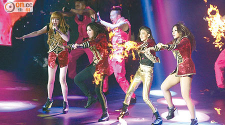 2NE1於騷上玩火落力獻唱。