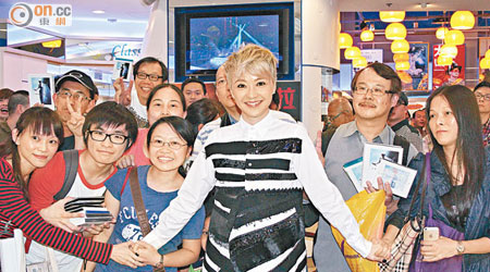 陳慧嫻出席簽唱會，與fans合照。