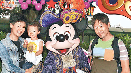 陳國邦一家三口暢遊樂園，還與米奇老鼠合照。