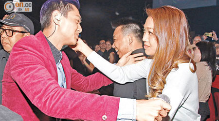 鄭俊弘在演唱會中段突然走落台與姜麗文擁抱，兩人的眼神甚有曖昧之感。