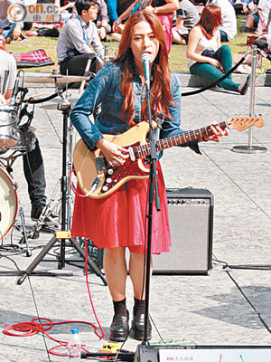 唱作歌手Yuki Lovey中午開騷，吸引不少知音人。