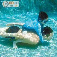 Chilam閒來最愛與兒子玩樂，游泳是其中一個項目。