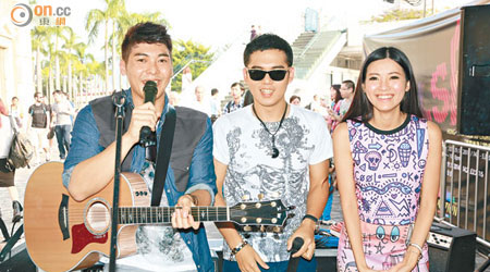 左起：羅孝勇、謝偉倫與陳綺雯在碼頭為音樂會宣傳。