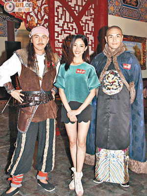 洪永城（左）與陳凱琳和陳展鵬正忙於拍《張保仔》。