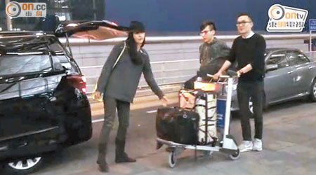 法拉抵達機場時已換了長褲及毛毛短靴。