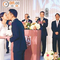 趙又廷在父親趙樹海和證婚人陳凱歌見證下親吻高圓圓。