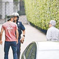 在去年10月時，背向鏡頭的碧咸（左）在寓所門前撞車。（東方IC圖片）