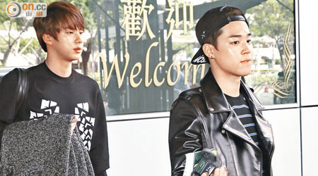 Jin（左）將生日，於機場獲粉絲唱生日歌。