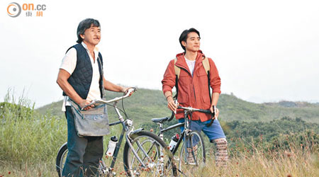 阿Lam與兒子林德信寓工作於娛樂，齊齊踏單車。