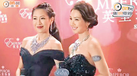 陳敏之（左）與朱千雪示範數百萬元珠寶首飾。