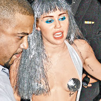 Miley以閃爆胸貼look於藝術展表演。（東方IC圖片）