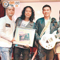 經理人Bolie Wong（左）賞識謝偉倫的音樂，更為他推出唱片。