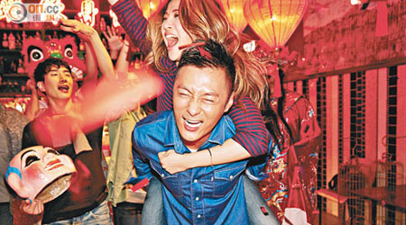 余文樂孭住內地女歌手艾菲四圍走拍廣告，氣氛熱鬧！