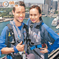 成功挑戰Sydney Harbour Bridge鐵橋後，楊崢不忘拍下「壯舉」。