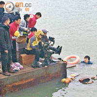 成龍早前也在港為《絕》片拍落水戲。