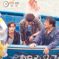 成龍（右）曾為《絕》片上小艇拍攝。