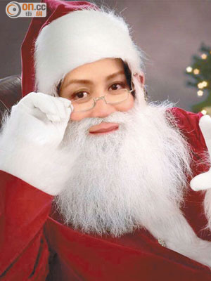 劉嘉玲在微博上載變成聖誕老人的合成圖，將聖誕歡愉氣氛傳給粉絲。