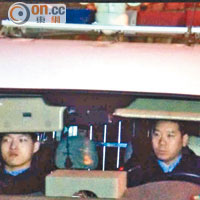 早上近七時許，祖名乘坐警車到北京東城區人民法院第二法庭。