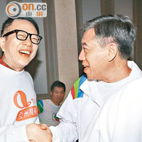 無綫集團行政總裁李寶安（右）與亞視執行董事葉家寶，出席活動時握手示好。