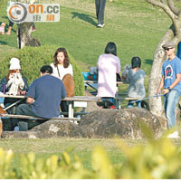 低調到場<br>鄭俊弘與一眾狗友在公園會合，戴冷帽的吳若希一早到場。