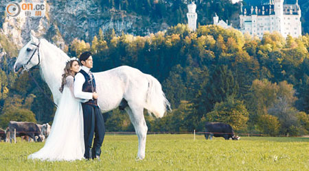 兩人在德國新天鵝堡前倚着駿馬拍照，甚有王子與公主feel。