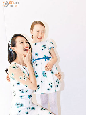 章子怡跟小model合作，母愛氾濫，開懷大笑。