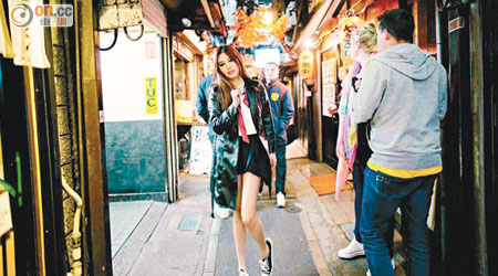 張永歆在新宿街頭拍照，引來途人目光。