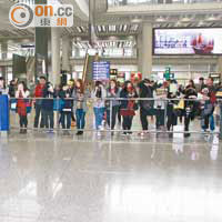 一班GOT7粉絲一早在機場等候，令Lily Allen以為他們在等候自己。