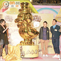 君如與眾人為2.5米高的金鴨Figure揭幕。
